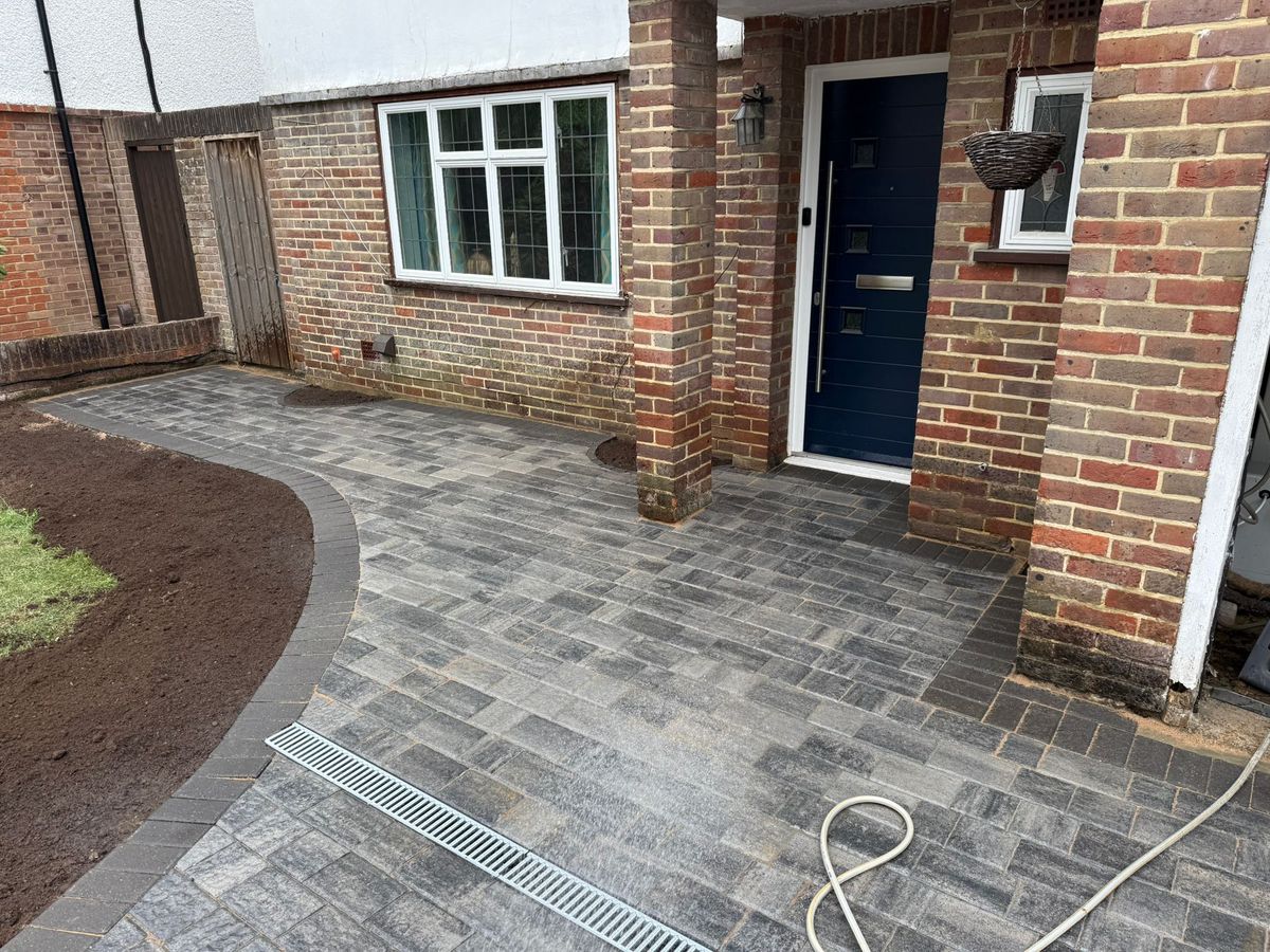 Resin paving with edging