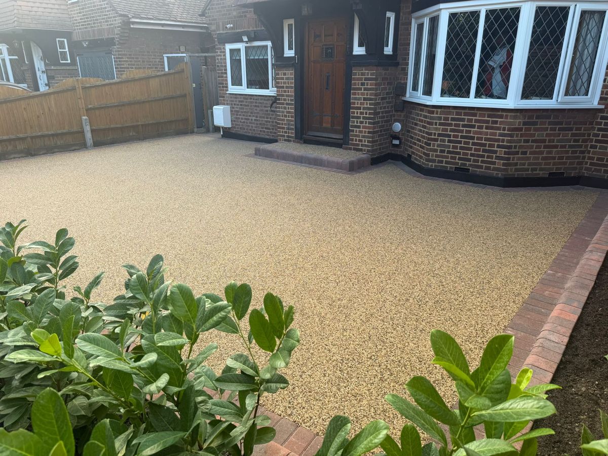 Resin paving with edging