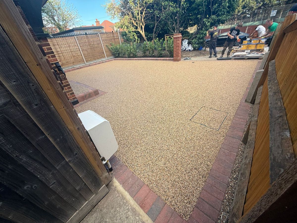 Resin paving with edging