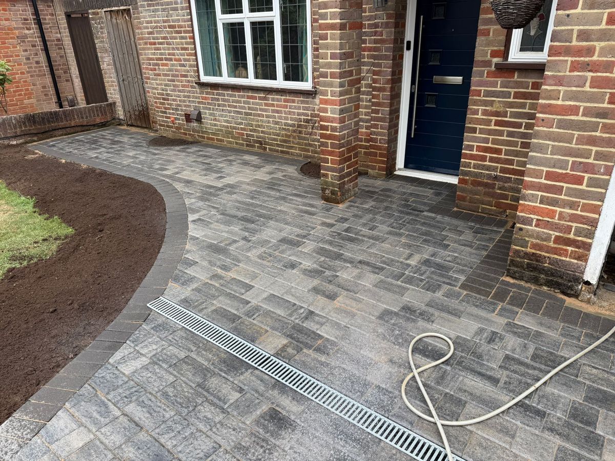 Resin paving with edging